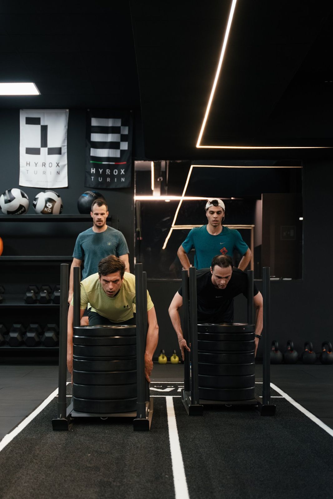Due atlete allo sled push HYROX